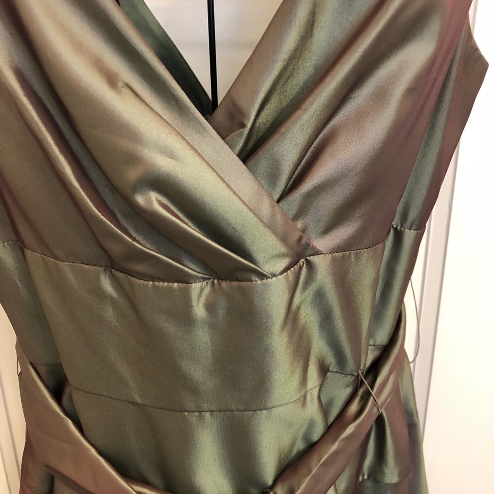 Beautiful iridescent satin dress - Picture 3 of 4